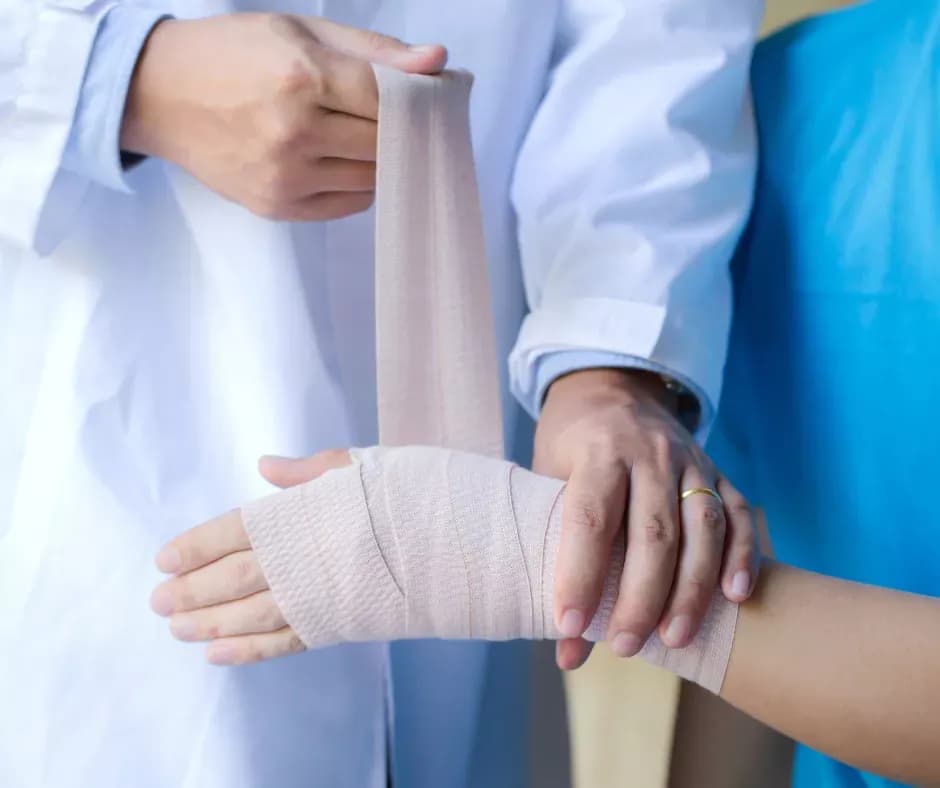 Czym się różni zwichnięcie od skręcenia? Kluczowe różnice i objawy