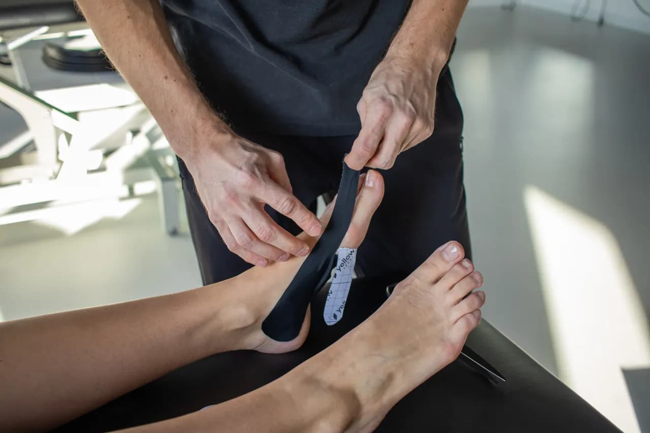 Jak tejpować haluksa, aby uniknąć bólu i poprawić komfort stóp