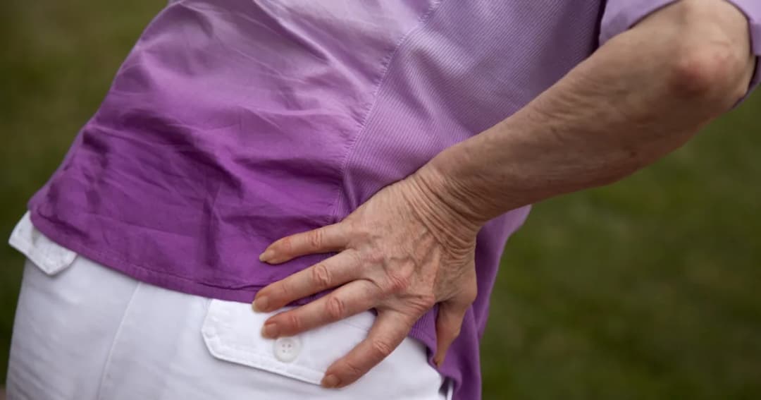 Czy ból biodra może promieniować do brzucha? Odkryj przyczyny bólu