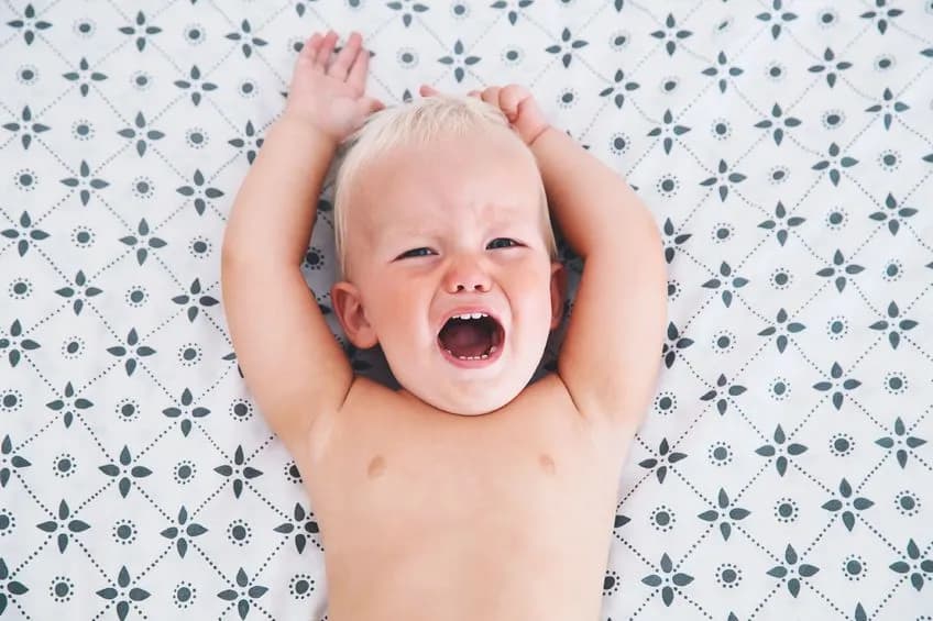 Ból brzucha i gorączka u dziecka – co skutecznie podać na ulgę?