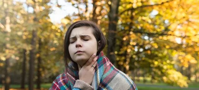 Ile trwa ból gardła? Poznaj przyczyny i sposoby na ulgę