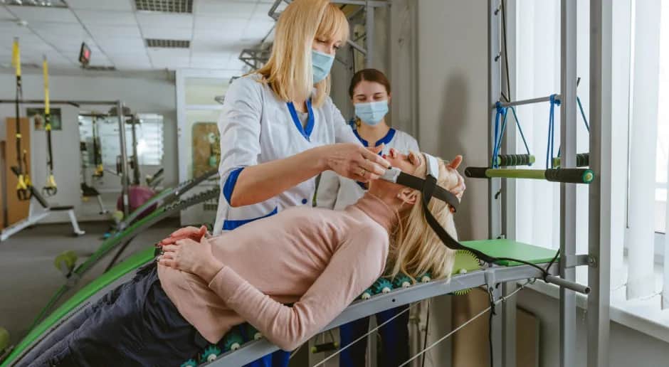 Kto kieruje na rehabilitację? Poznaj lekarzy i zasady skierowania