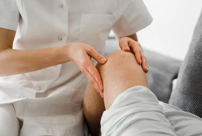 Skuteczne sposoby na ból kolan – co naprawdę pomaga w leczeniu